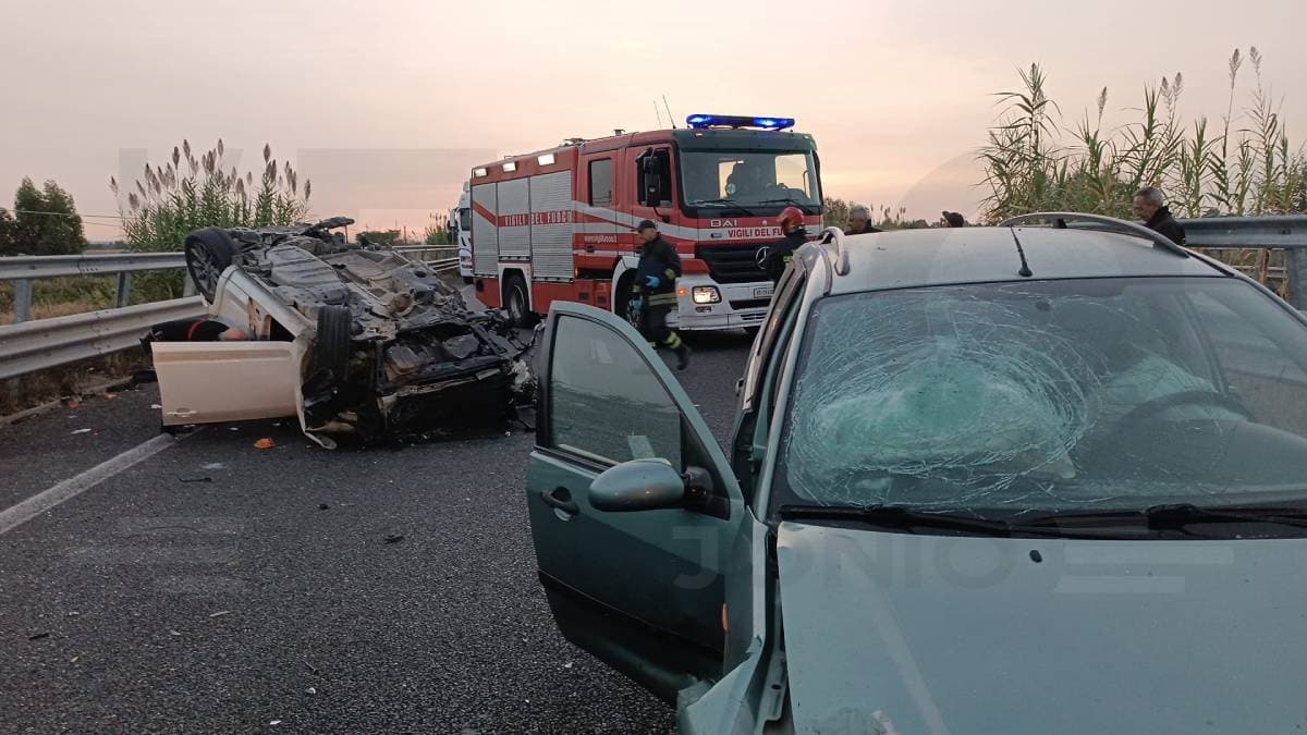 Violento scontro sulla Statale 534: gravissimo un 17enne