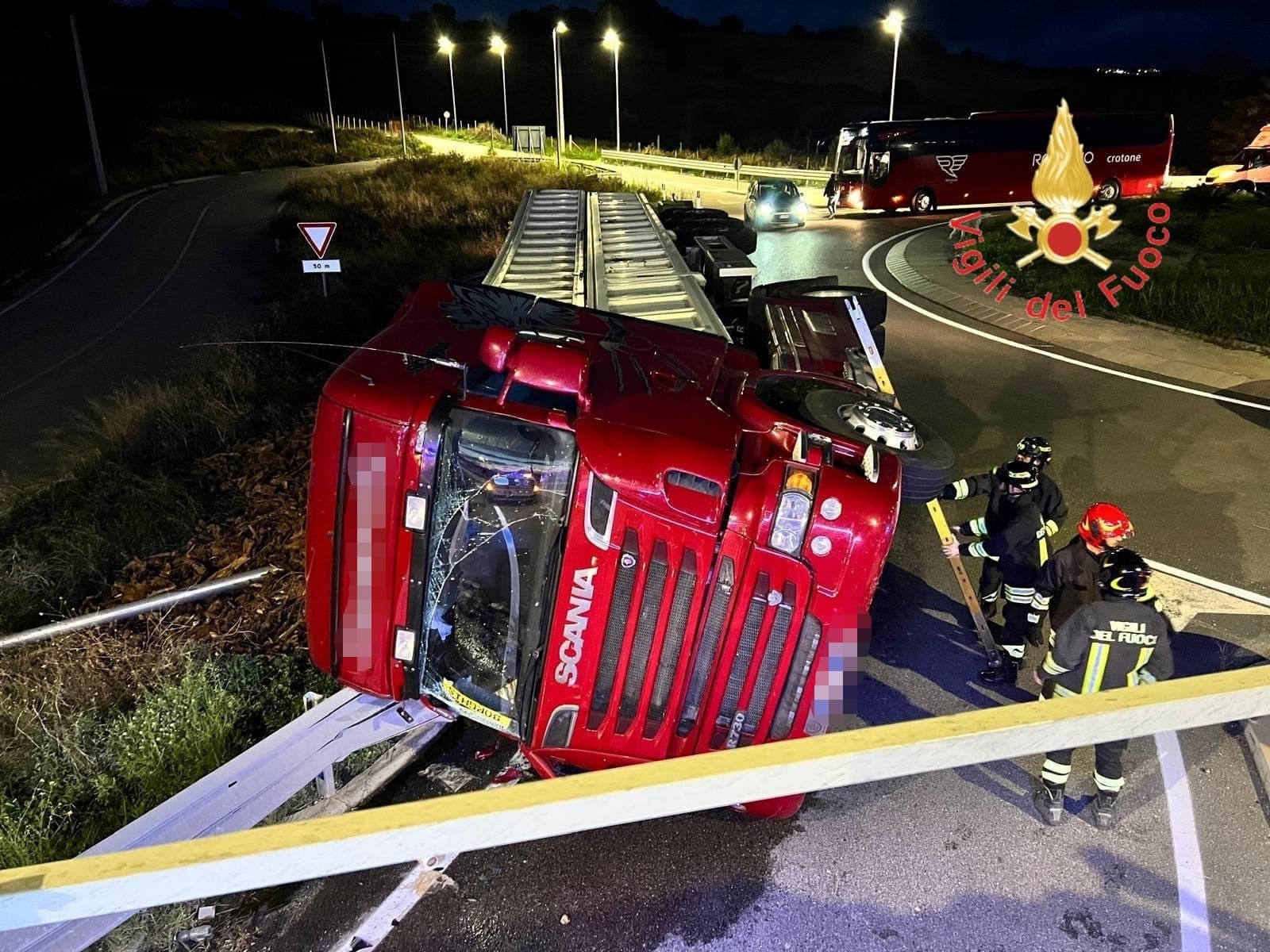 Si ribalta un Tir di ceppato, salvo il conducente e disagi alla viabilità