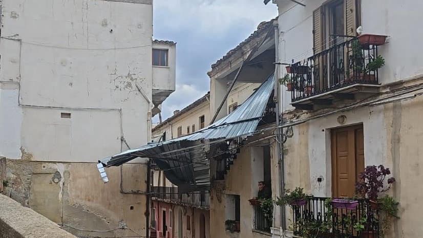 "Vola" una tettoia a Corigliano: il Libeccio torna a sferzare la Calabria del nord-est