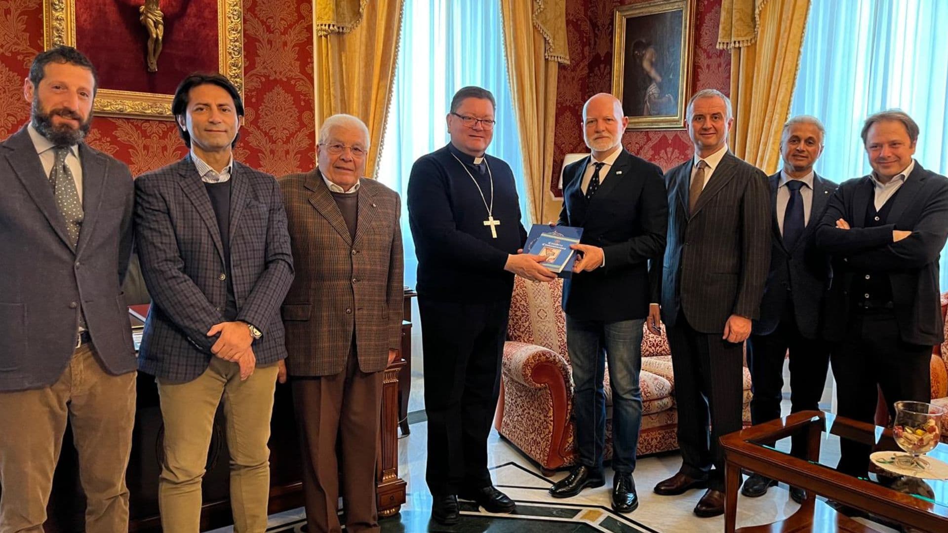 L'Arcivescovo Maurizio Aloise riceve in Diocesi i Cavalieri Costantiniani