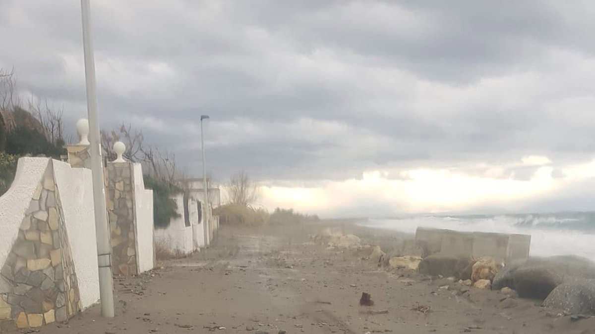 Mareggiate e danni, i residenti di Pantano Martucci lamentano «la latitanza delle istituzioni»