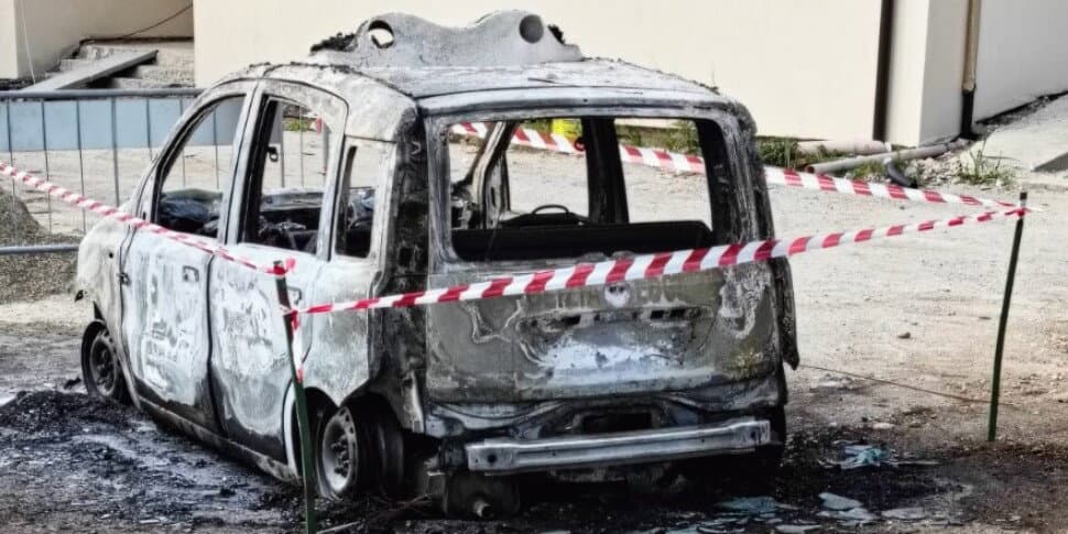 A fuoco nella notte l'auto della Polizia Locale