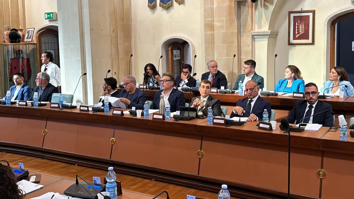Co-Ro, sulla Statale 106 la minoranza si astiene e la maggioranza attacca: «Irresponsabili»