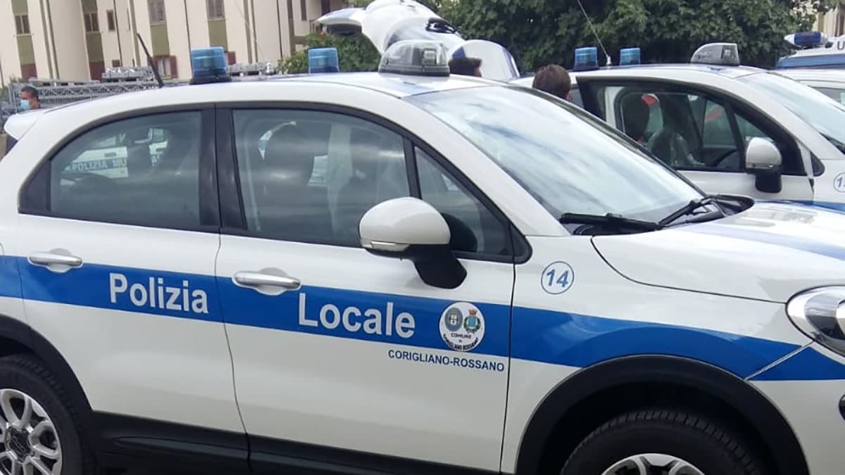 Un uomo finisce sotto un'auto senza controllo: ancora un incidente a via Galeno