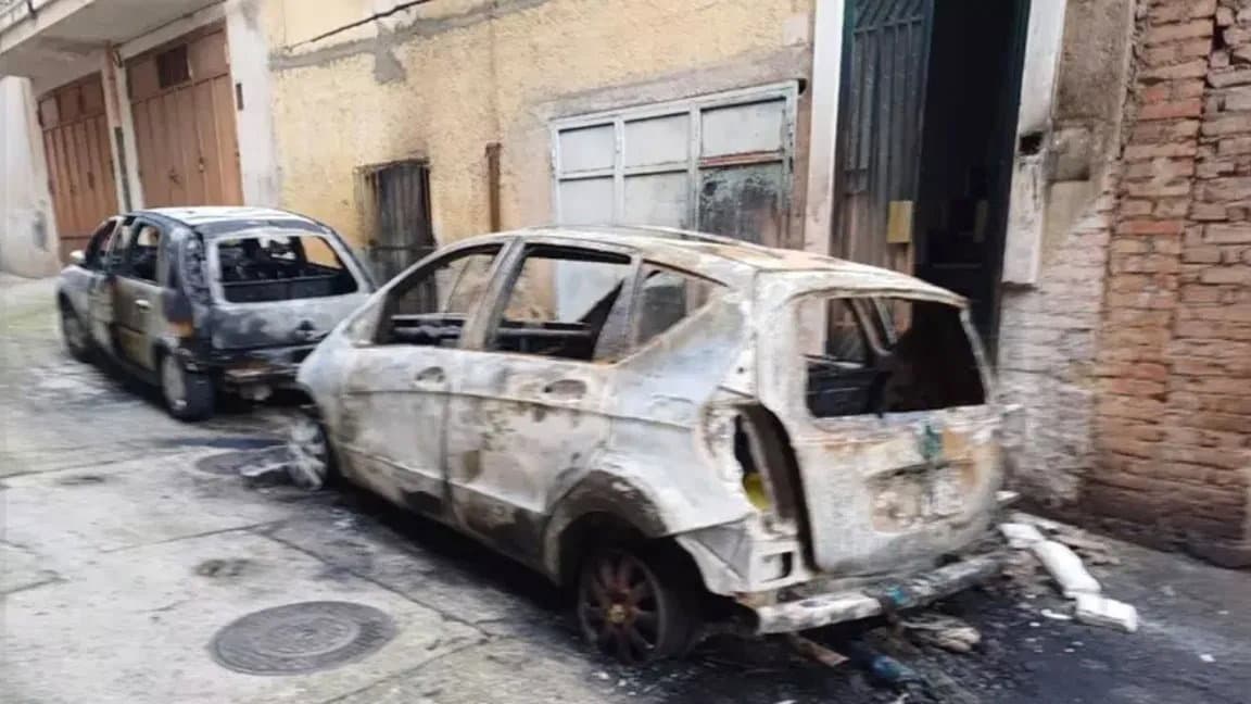 Auto a fuoco a Cassano, scattano gli arresti: c'è pure un minore coinvolto