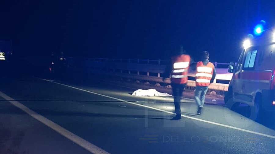 Incidente mortale sulla Statale 106: motociclista si scontra contro un mezzo pesante