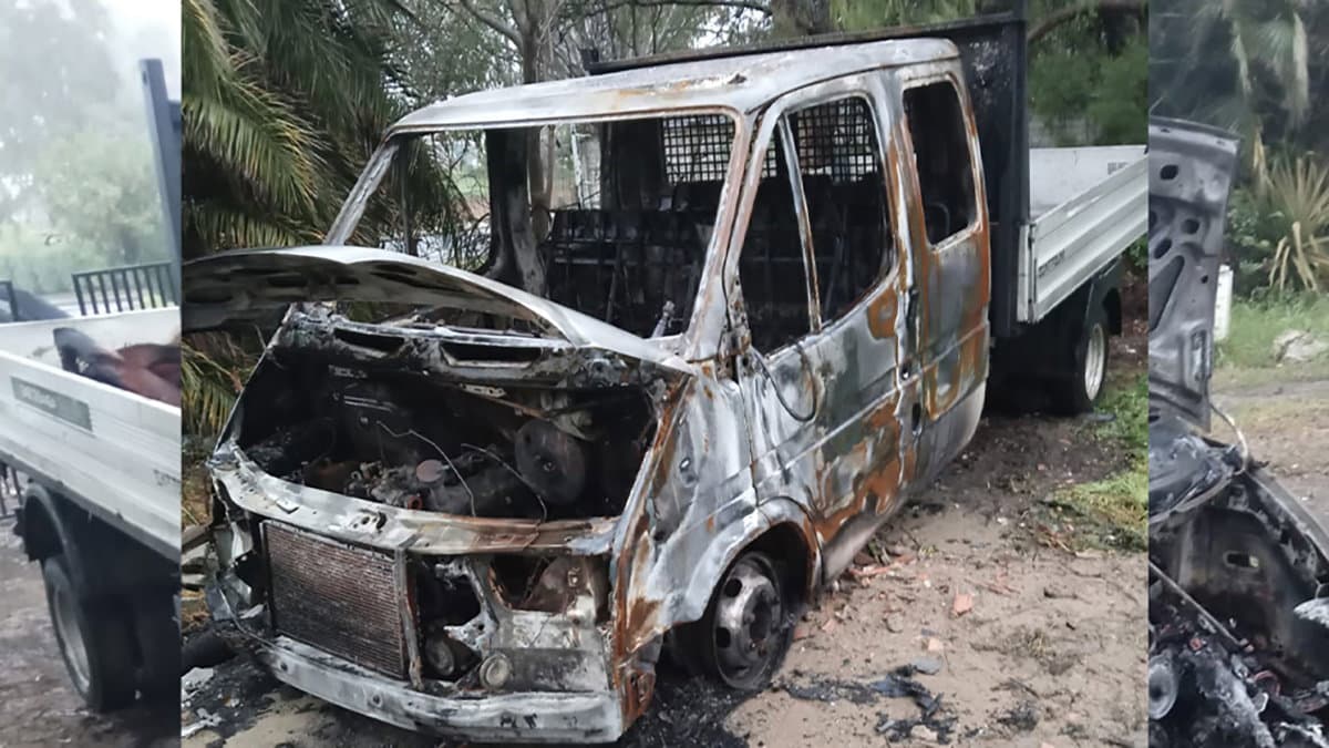 Notte "di fuoco" ai Laghi di Sibari: distrutti due mezzi