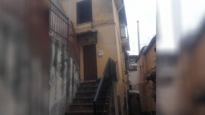 Casa va a fuoco, muore una donna: tragedia nel centro storico di Rossano