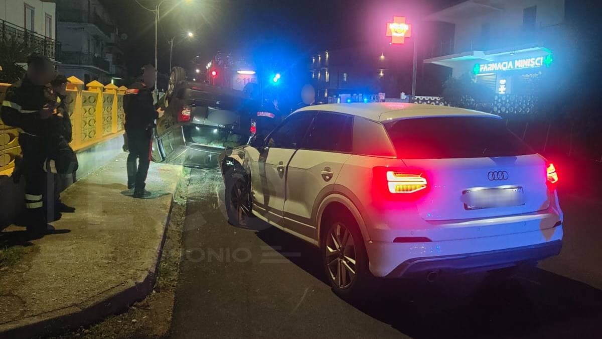 Pauroso incidente a Mirto, auto si ribalta sulla carreggiata: feriti trasportati in ospedale