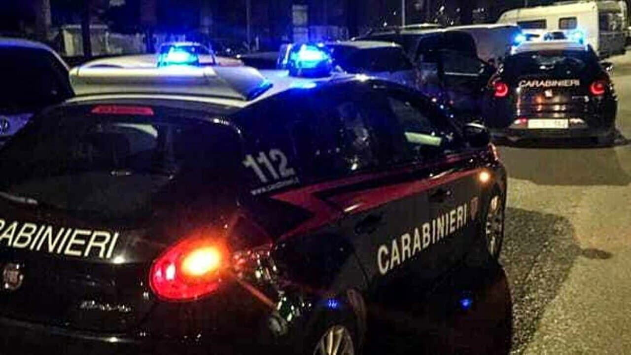 I carabinieri pedinano, fermano e arrestano un giovane spacciatore a Schiavonea