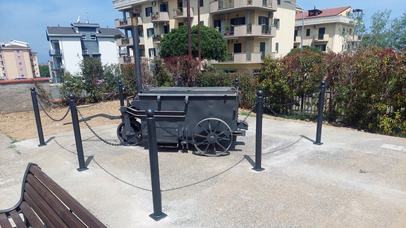 Nuova bellezza per via Galeno che si arricchisce di una nuova area verde e monumentale