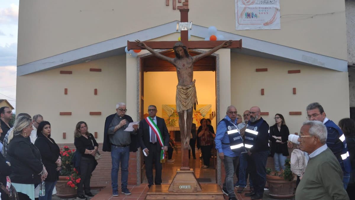 La processione del Crocefisso a Cassano segna la frattura tra Chiesa locale e Comune
