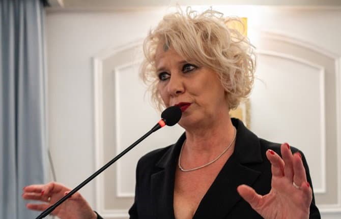 Genitori zerbini e figli tiranni: «Basta case e cinque stelle, la vita è una guerra»