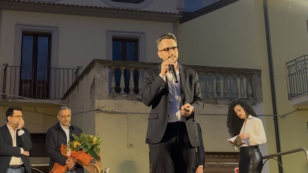 Il comizio di Greco a Lauropoli: «Abbassare le tasse eliminando sprechi e favoritismi»