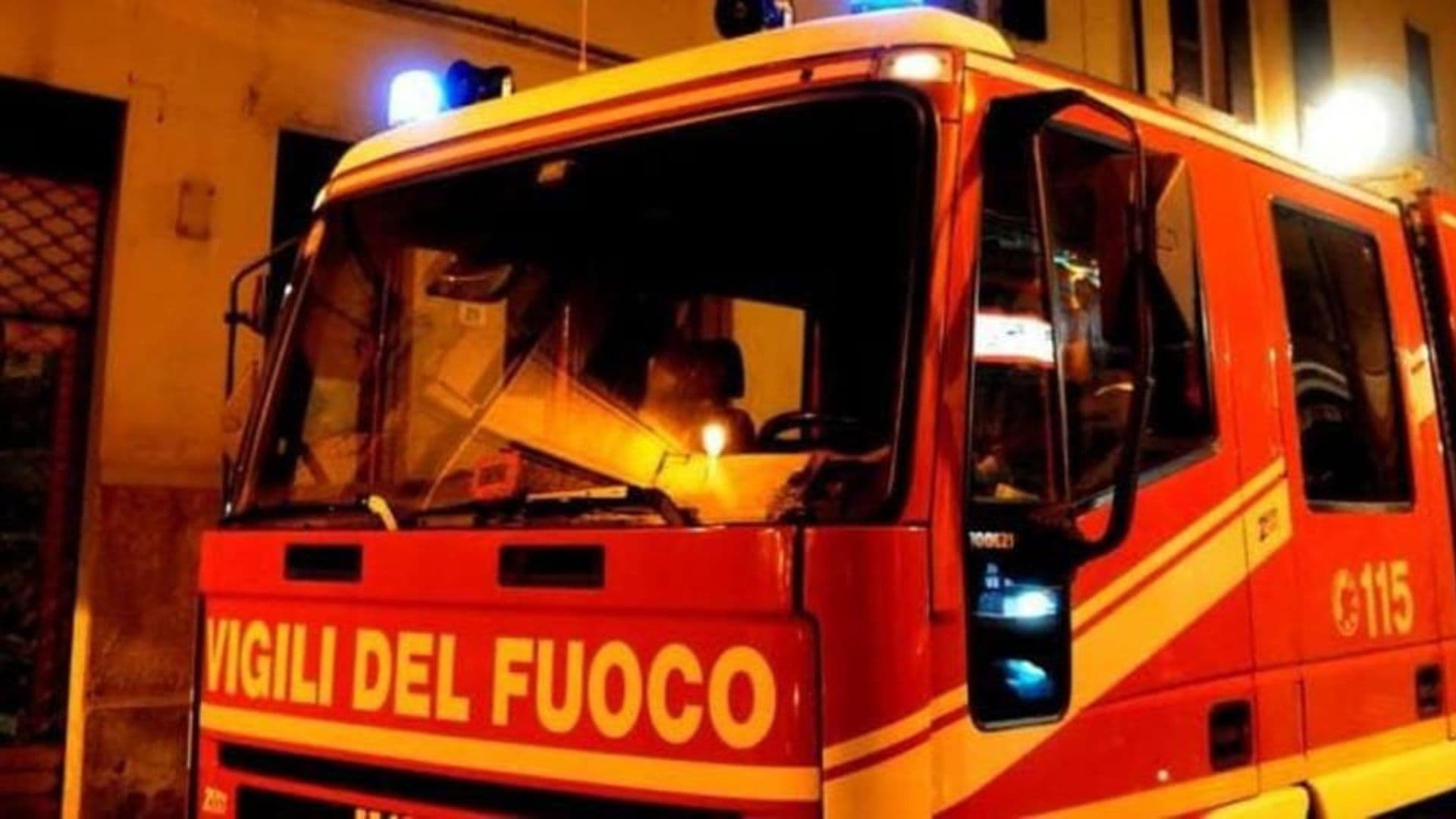 Incendio divampa in un abitazione di Rocca Imperiale: morto un uomo di 84 anni