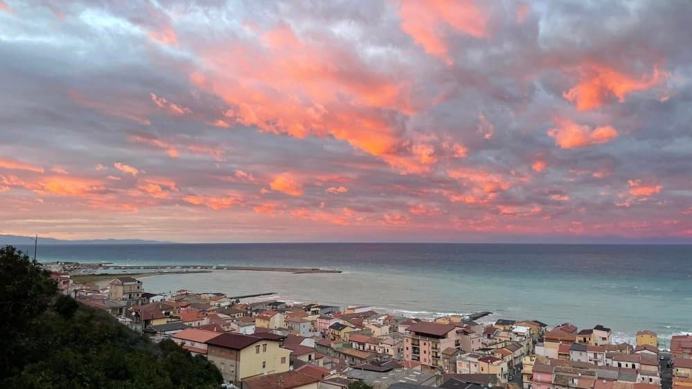 A Cariati, la raccolta al tramonto per la Bandiera Blu