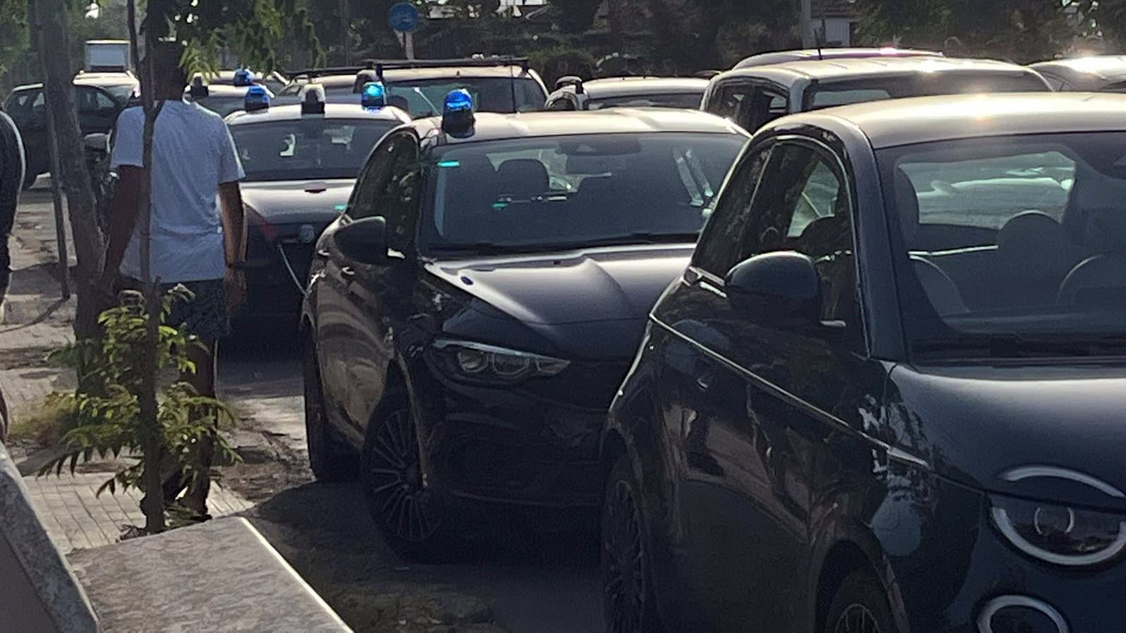 Rissa tra bande sul lungomare Sant’Angelo, spuntano spranghe e una pistola: un ferito