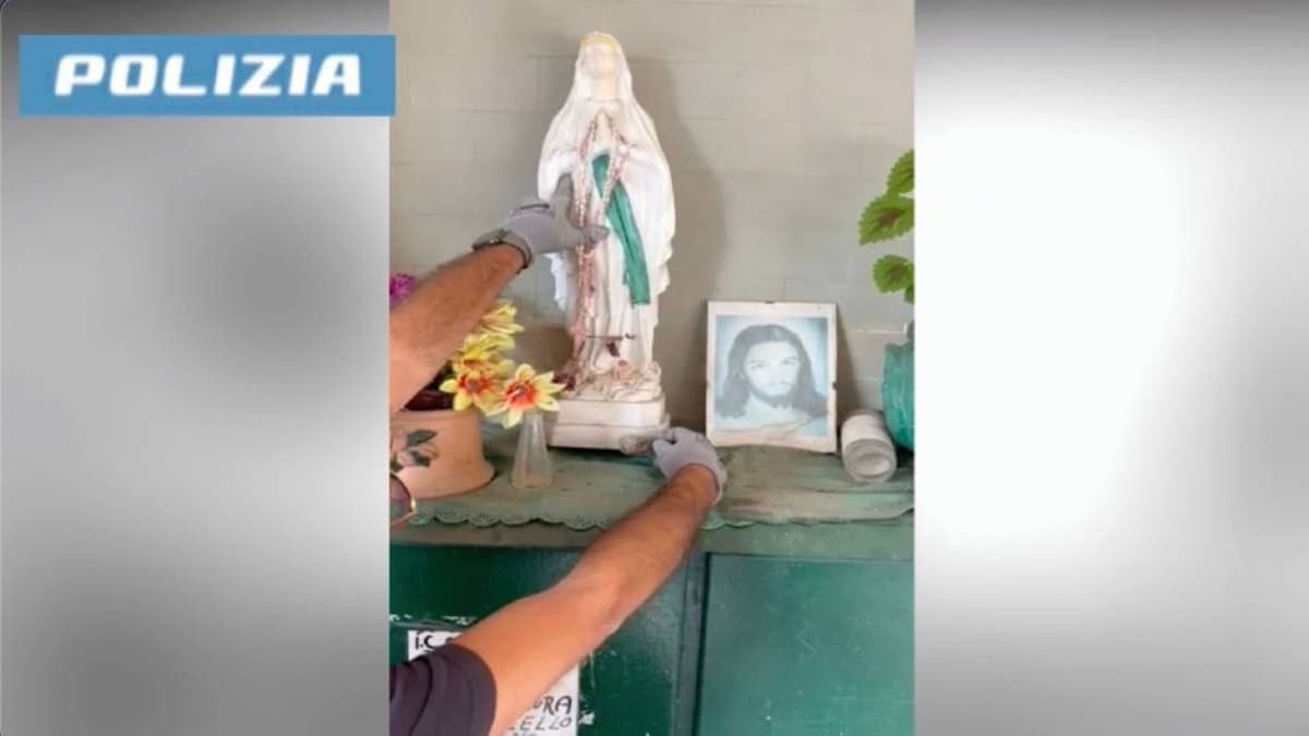 Droga nella statua della Madonna