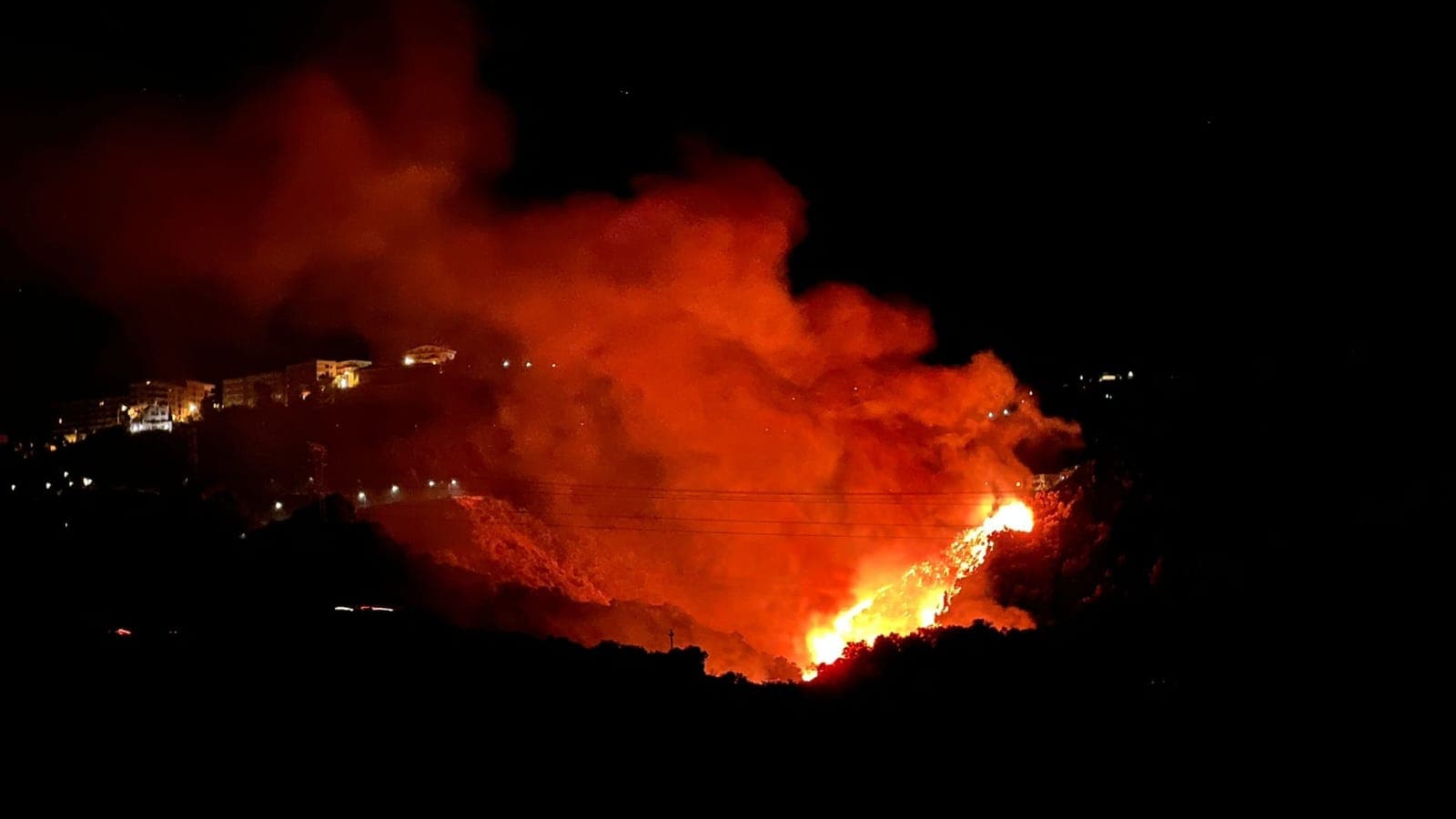 Vasto incendio in località Pennino minaccia il centro storico di Rossano