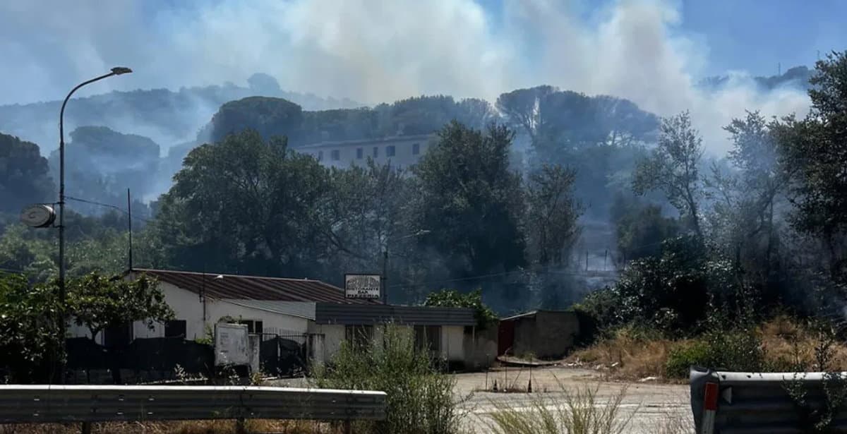 Incendio alle Terme di Spezzano, la minoranza attacca: «Risultato dell’abbandono istituzionale»