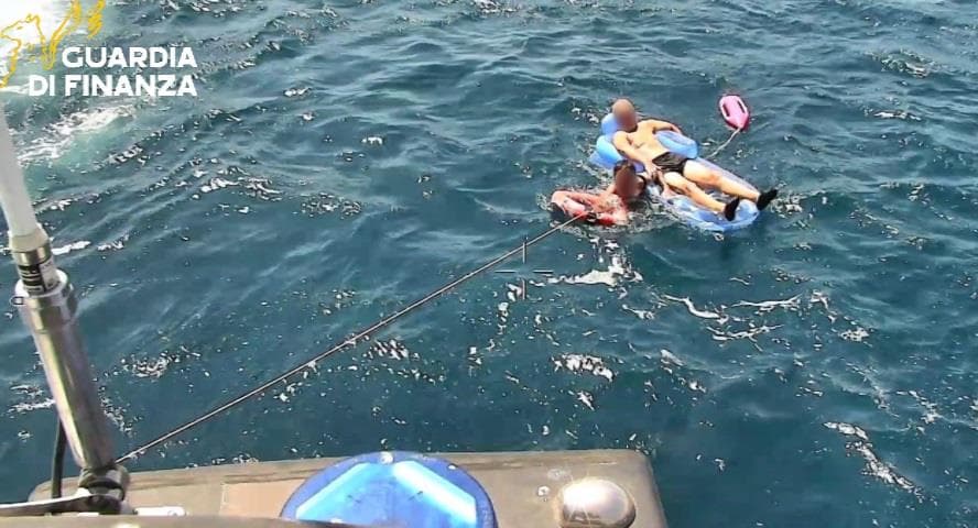 Corigliano-Rossano, salvati due bagnanti alla deriva grazie alla Guardia di Finanza