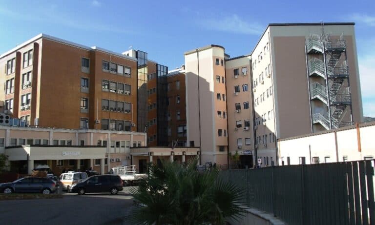 Chiuso il laboratorio analisi del Compagna: «Sanità allo sbando». La CGIL accusa la Regione