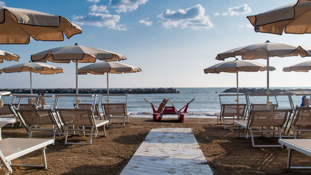 Spiagge salate: il Ferragosto della Sibaritide tra rincari e ombrelloni che faticano ad aprirsi