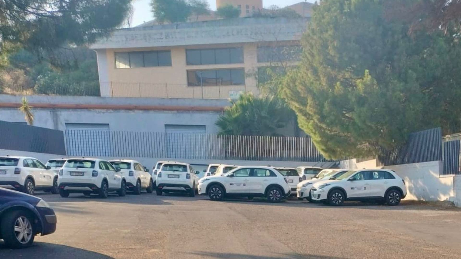 La piazza di Schierarsi Co-Ro contro gli sprechi nella sanità commissariata: «Fiat 600 ferme al sole»