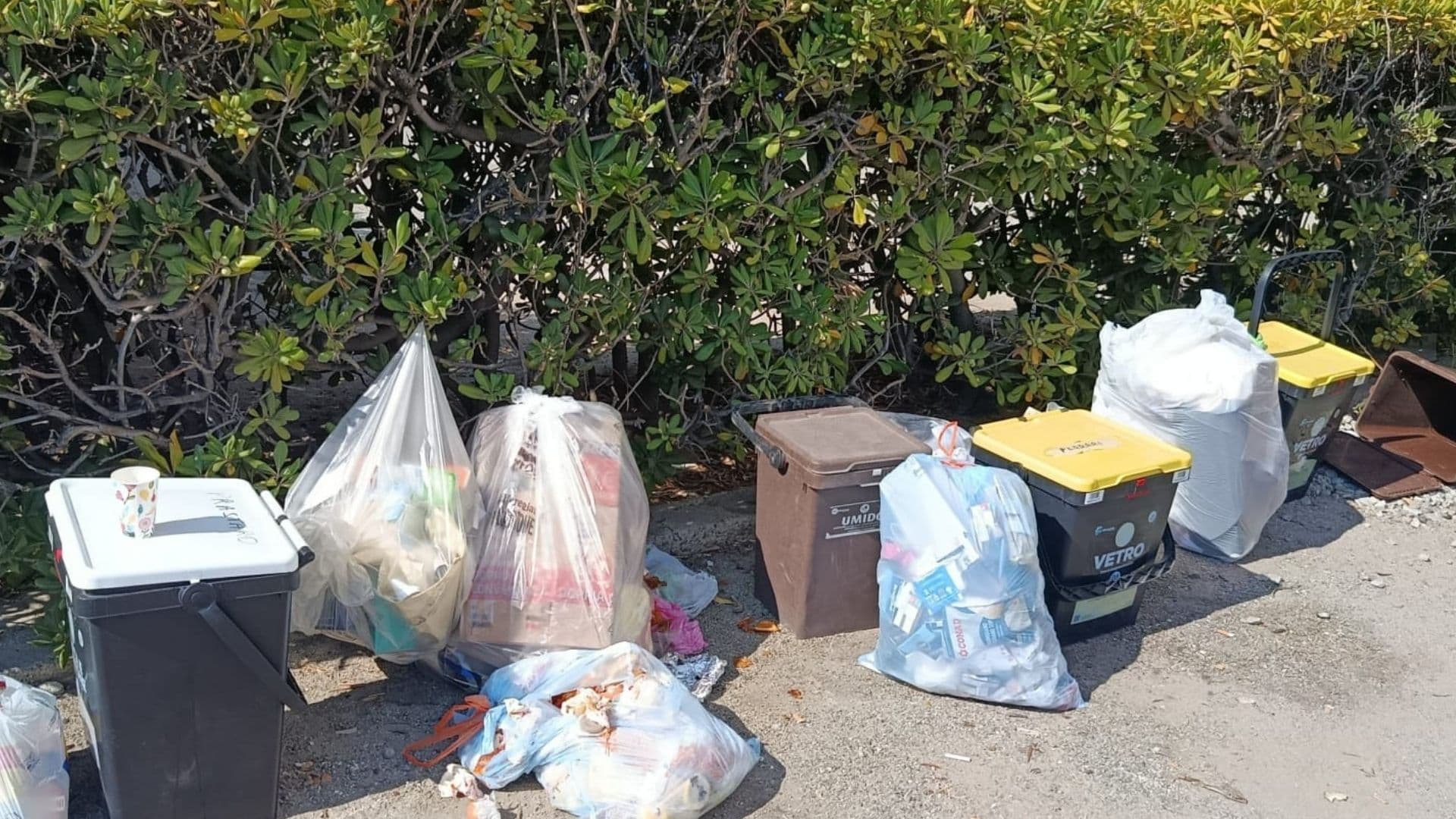 Ancora rifiuti abbandonati in strada a Schiavonea: sale la tensione