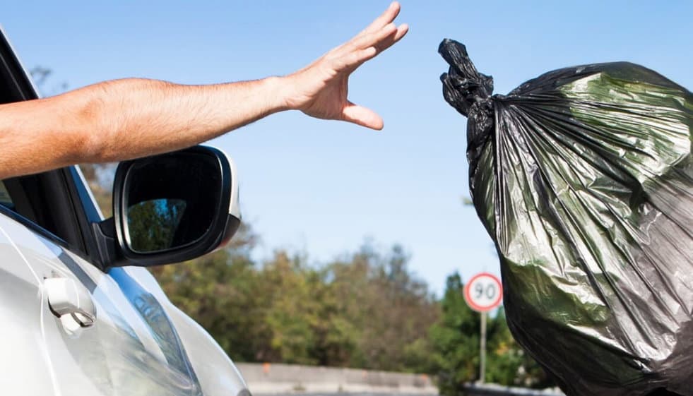 Crosia: prima multa per abbandono di rifiuti dall’auto