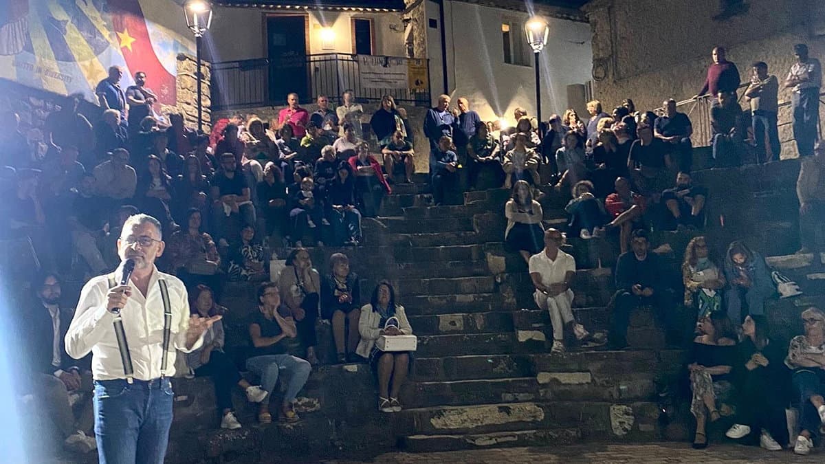 Anfiteatro stracolmo ed incantato a Plataci per l'evento 19 Fuochi