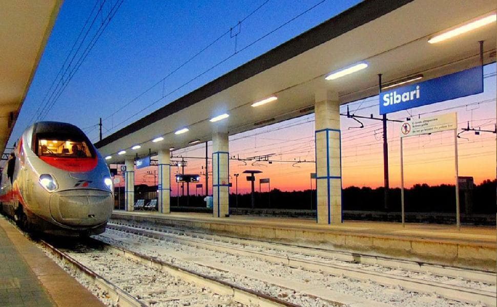 La storia si ripete: Frecciarossa in ritardo e 30 passeggeri abbandonati a Sibari senza collegamenti