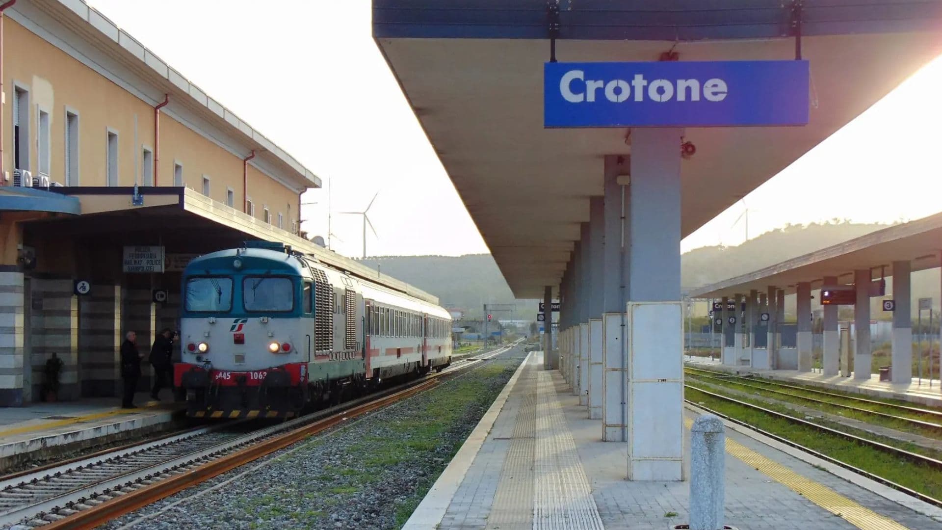 Linea ferroviaria Sibari-Crotone, tornano i bus al posto dei treni: disagi per pendolari e viaggiatori