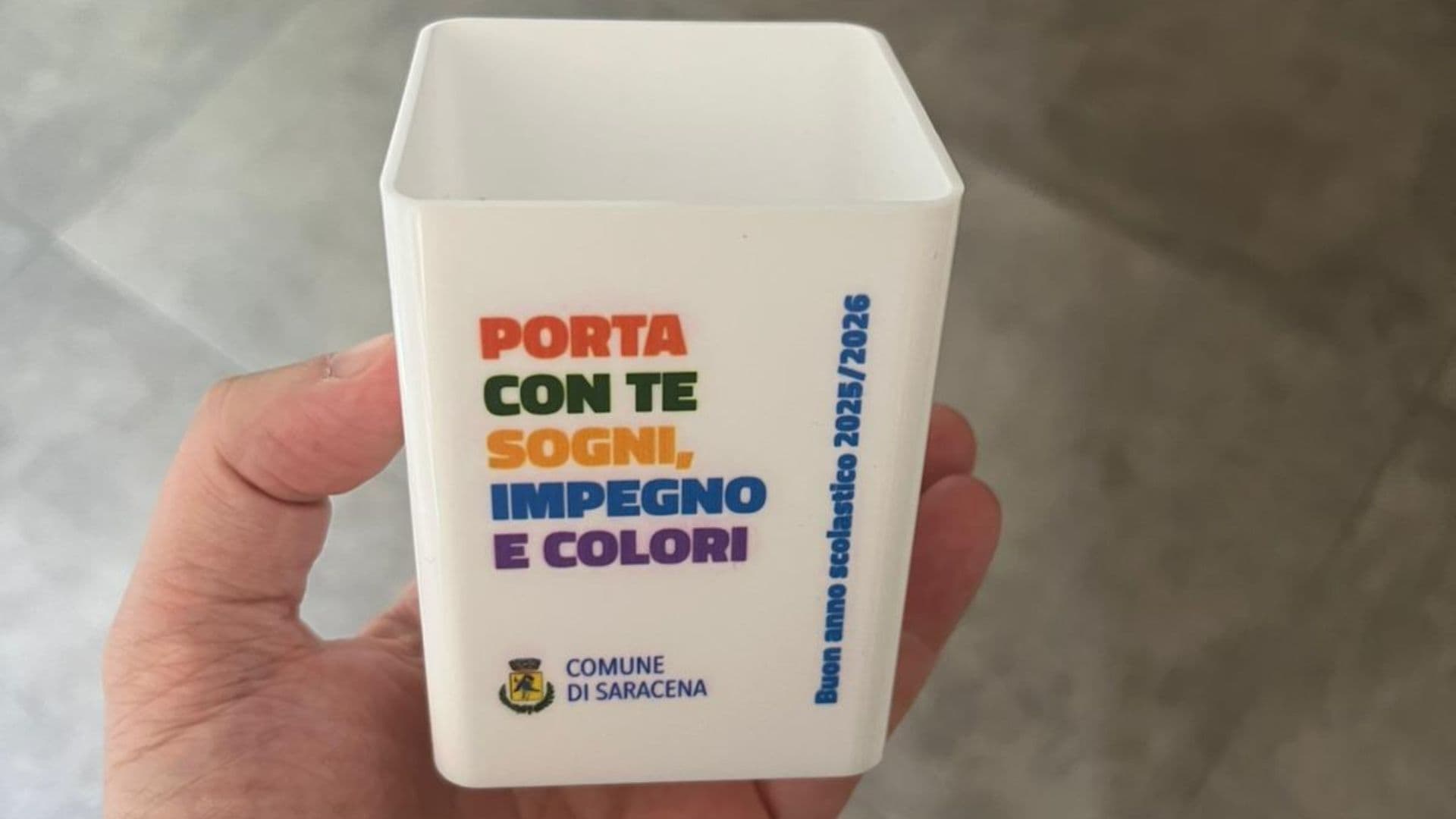 Partecipazione attiva, a Saracena il Sindaco dona un porta penne ad ogni studente