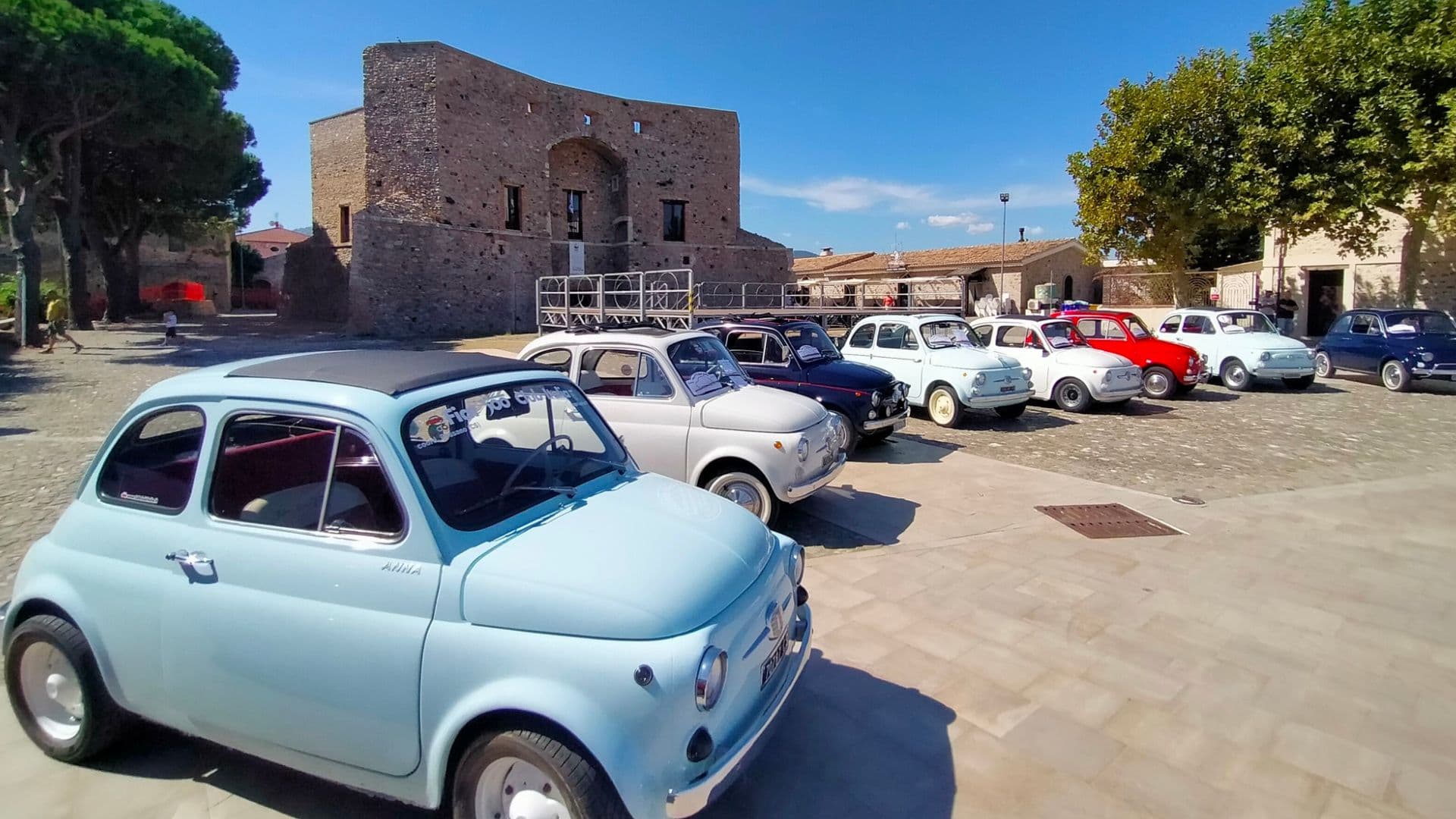 Le mitiche Fiat 500 invadono Co-Ro: grande successo per il raduno del Club