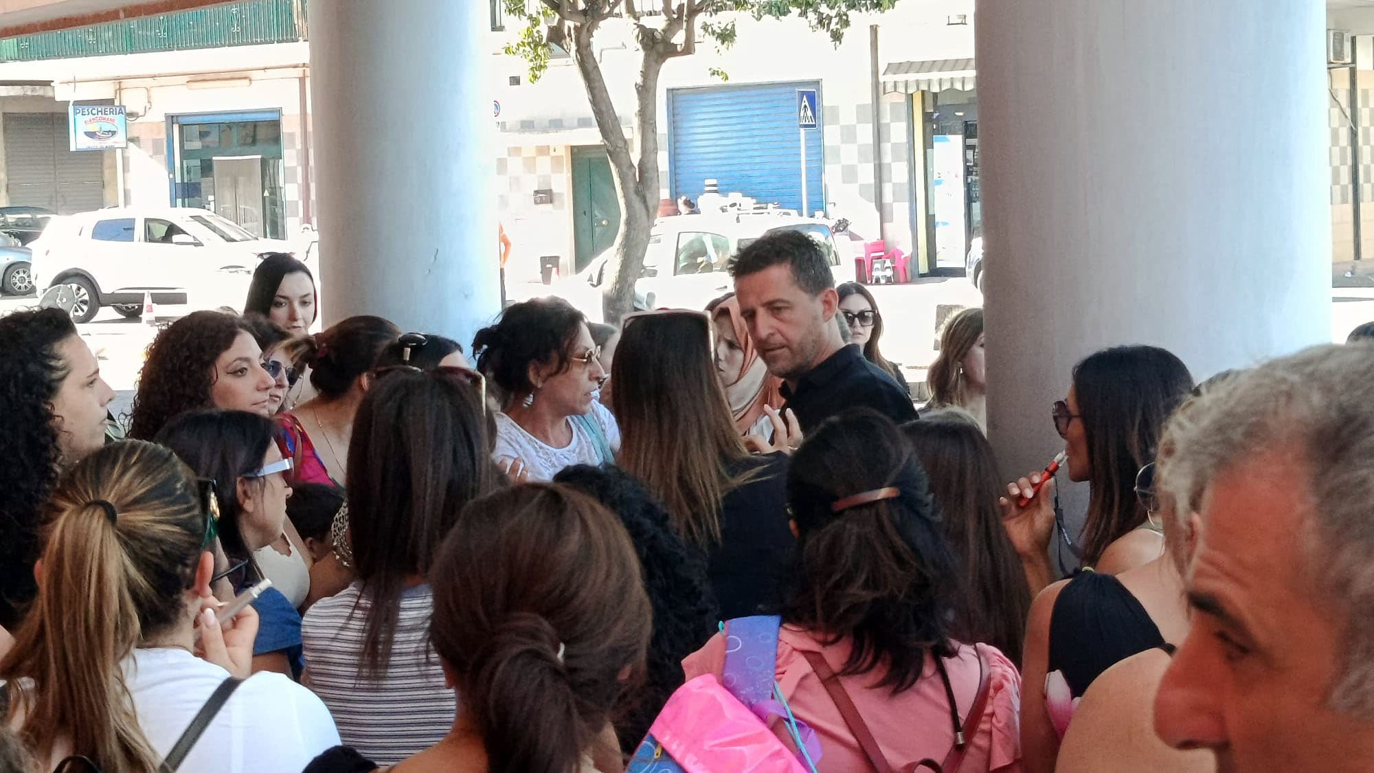 Schiavonea, primo giorno di scuola nel caos: genitori in protesta