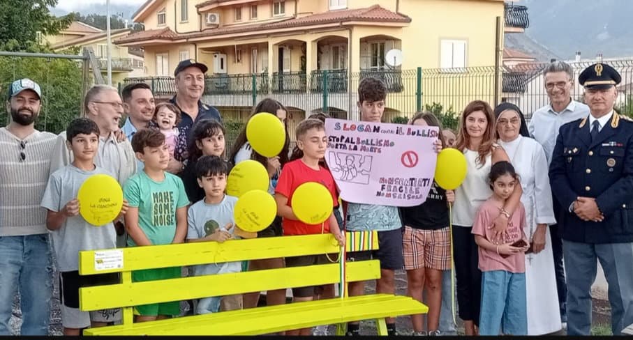 A San Basile inaugurata la Panchina Gialla, simbolo della lotta al bullismo