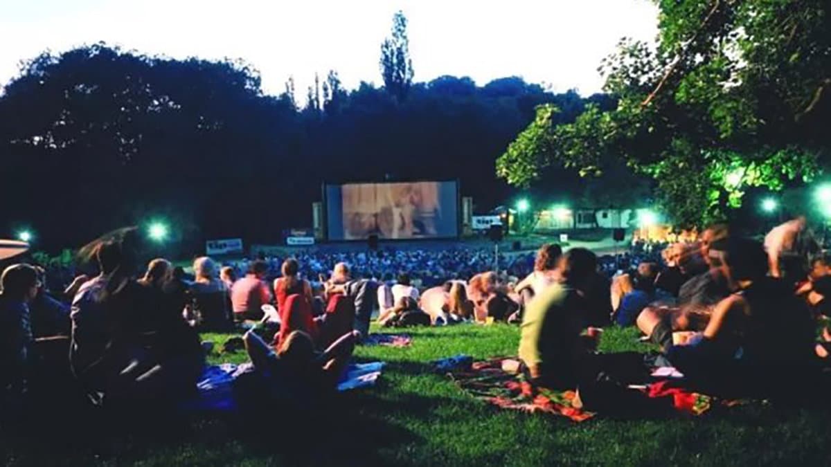 Cinema all'aperto, intrattenimento e musica: al via il "Popcorn Village" a Co-Ro