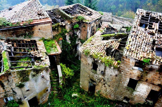 La lunga fuga silenziosa: così scompaiono i paesi della Calabria del Nord-Est