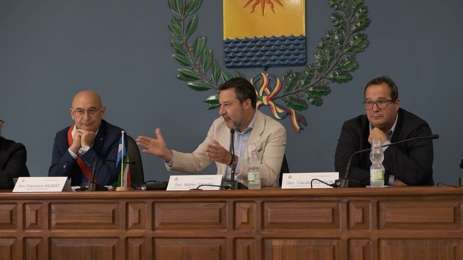 Salvini a Trebisacce. Su svincolo «garantisco io», il porto «buona idea». E le opere compensative? «Mettetevi d’accordo» | VIDEO