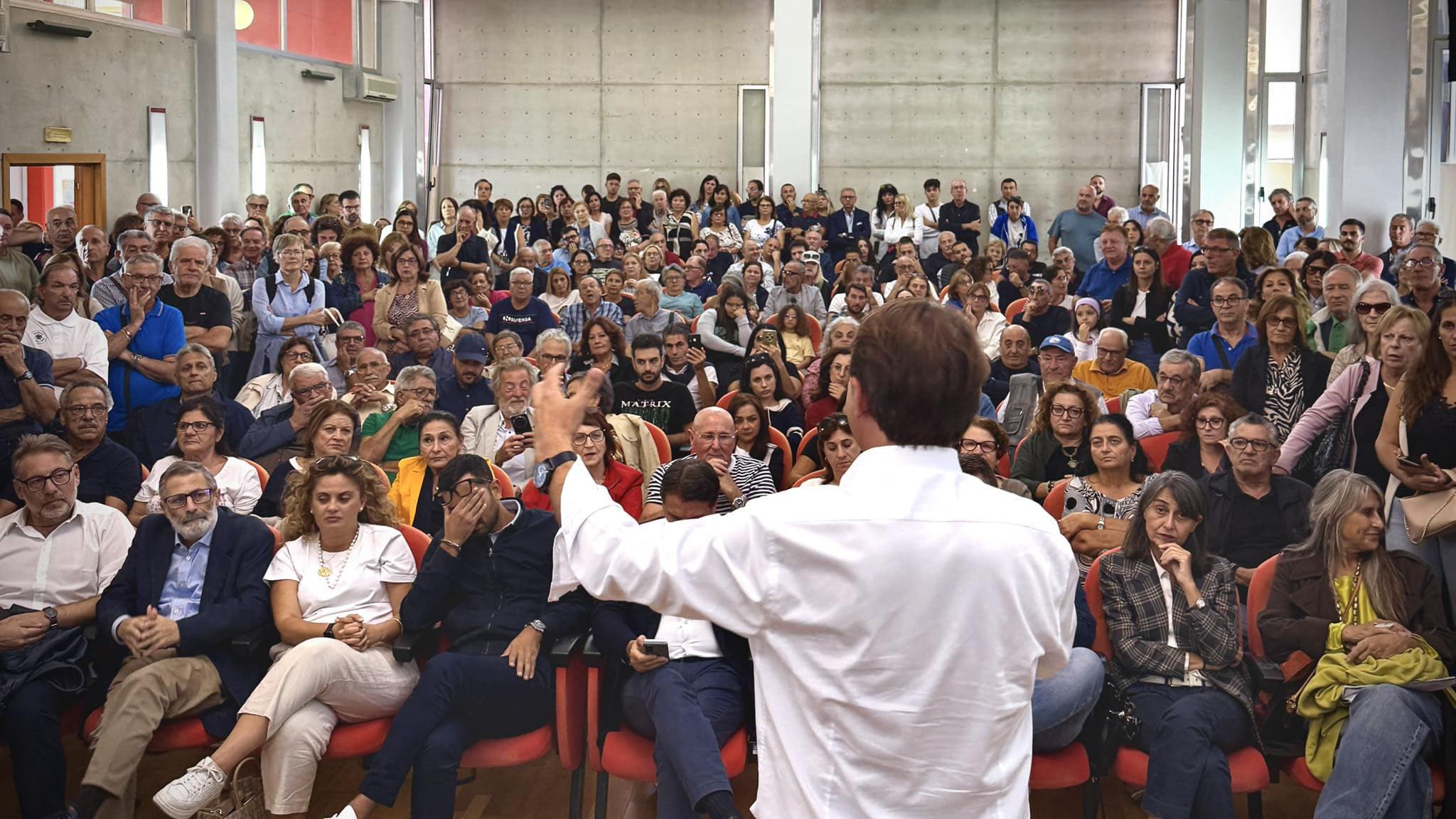 Tanto entusiasmo attorno a Pasquale Tridico. Con lui Giuseppe Conte e Flavio Stasi