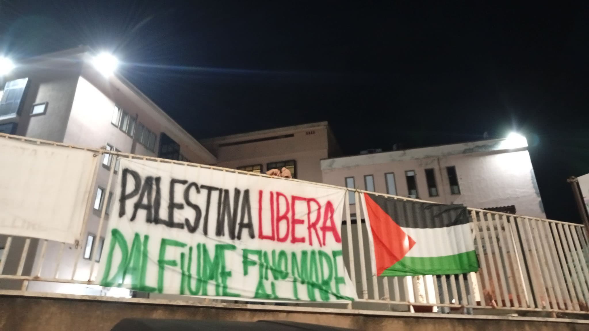 “Cento ospedali per Gaza”: anche a Cariati il flashmob davanti all'ospedale Cosentino