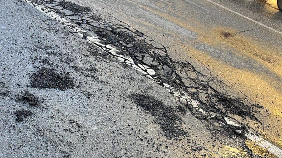 Schiavonea, Via delle Orchidee tra perdite d’acqua e cedimenti: una strada sempre più a rischio