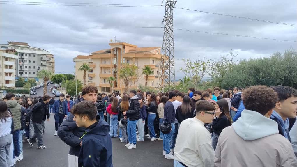 Scuole senz’acqua e trasporti non sicuri: la Piazza di Schierarsi Co-Ro attacca Stasi