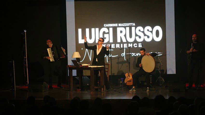 Emozioni e radici al Teatro Sybaris con "N ’aχitu d’amuru” di Carmine Mazzotta