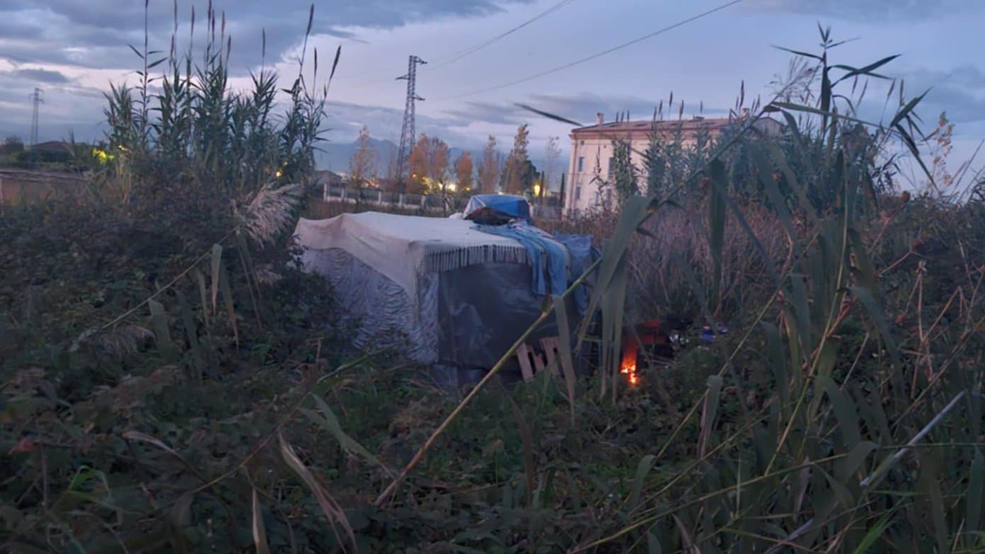 Schiavonea, tra i campi e le baracche: vite invisibili tra sfruttamento e ingiustizie