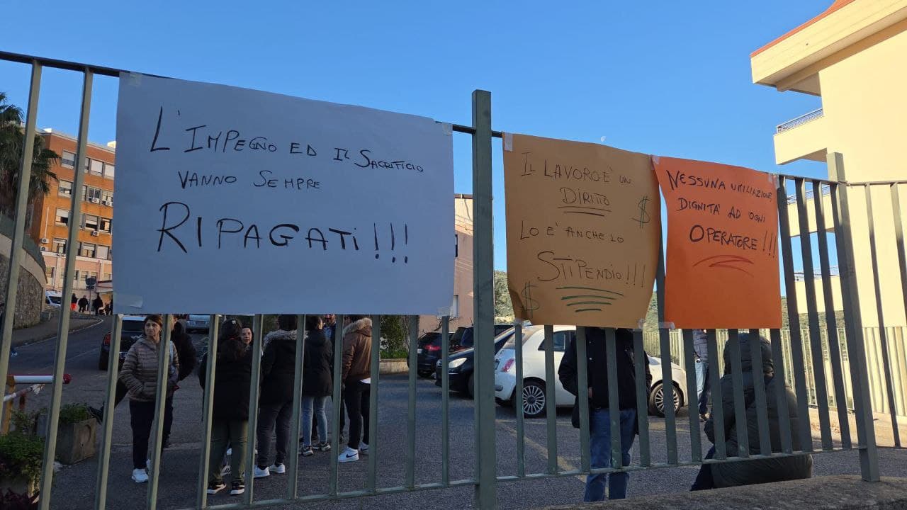 Corigliano-Rossano, lavoratori delle pulizie senza stipendio da tre mesi: protesta all'ospedale Spoke di Corigliano | VIDEO