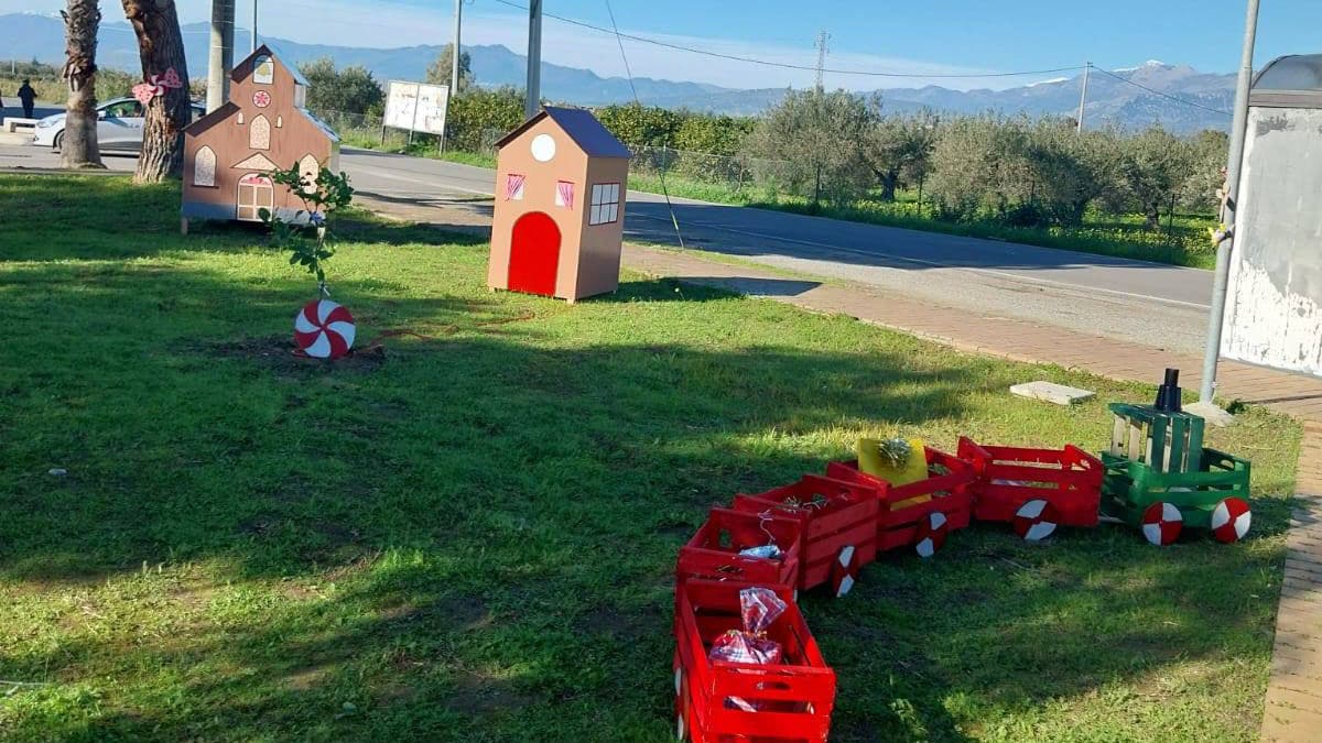 Vandali nel parchetto di Lattughelle: danneggiato l’albero di Natale decorato dai bambini
