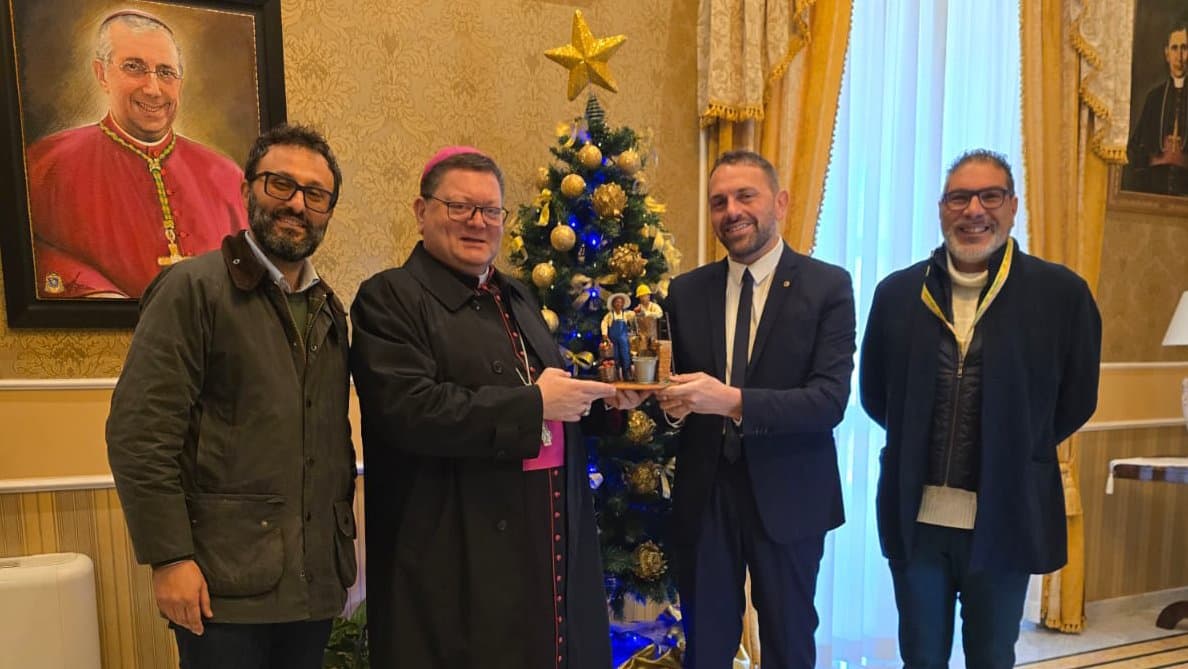 Gli imprenditori nel Presepe 2025: la Diocesi accoglie la statuina che racconta il lavoro di oggi