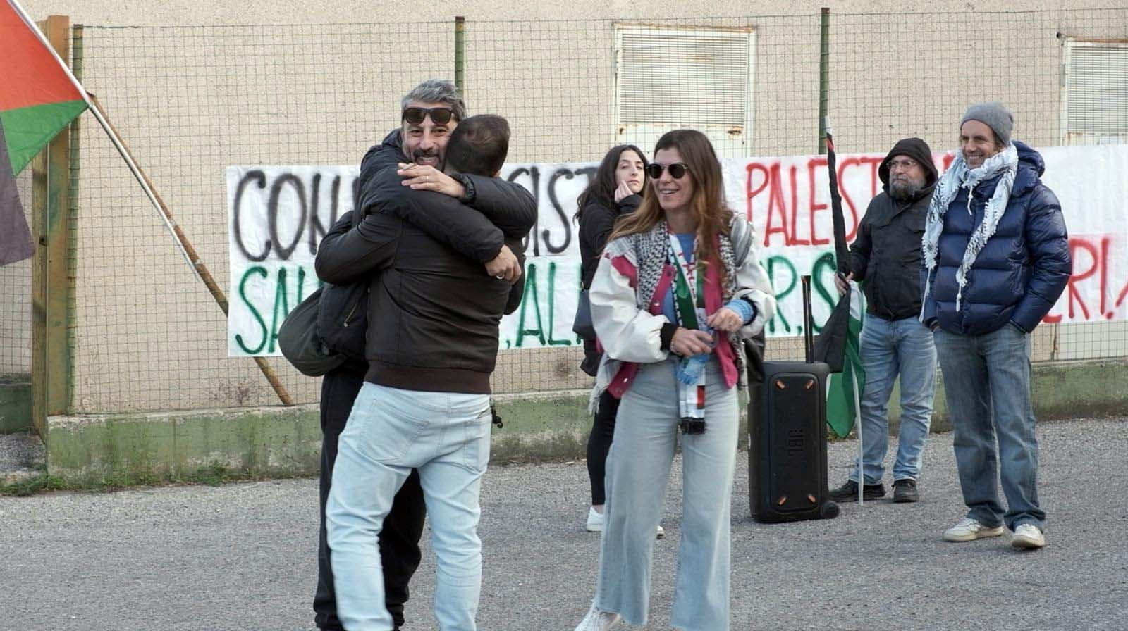 Sit-in davanti al carcere di Rossano per Ahmad: «Solidarietà non è terrorismo» | VIDEO